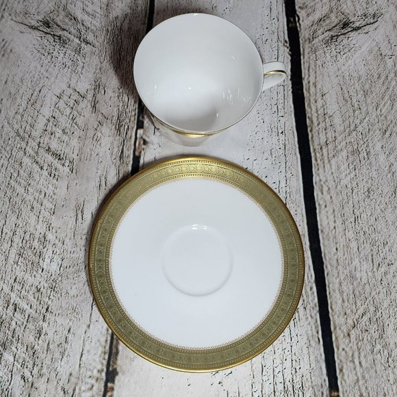 Vintage Royal Doulton Belvedere Flat Cup and Saucer Set - Picture 3 of 4